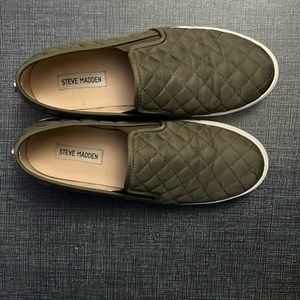 Steve Madden green shoes. Size 11 but fit more like a 10 or 10.5. Fair condition